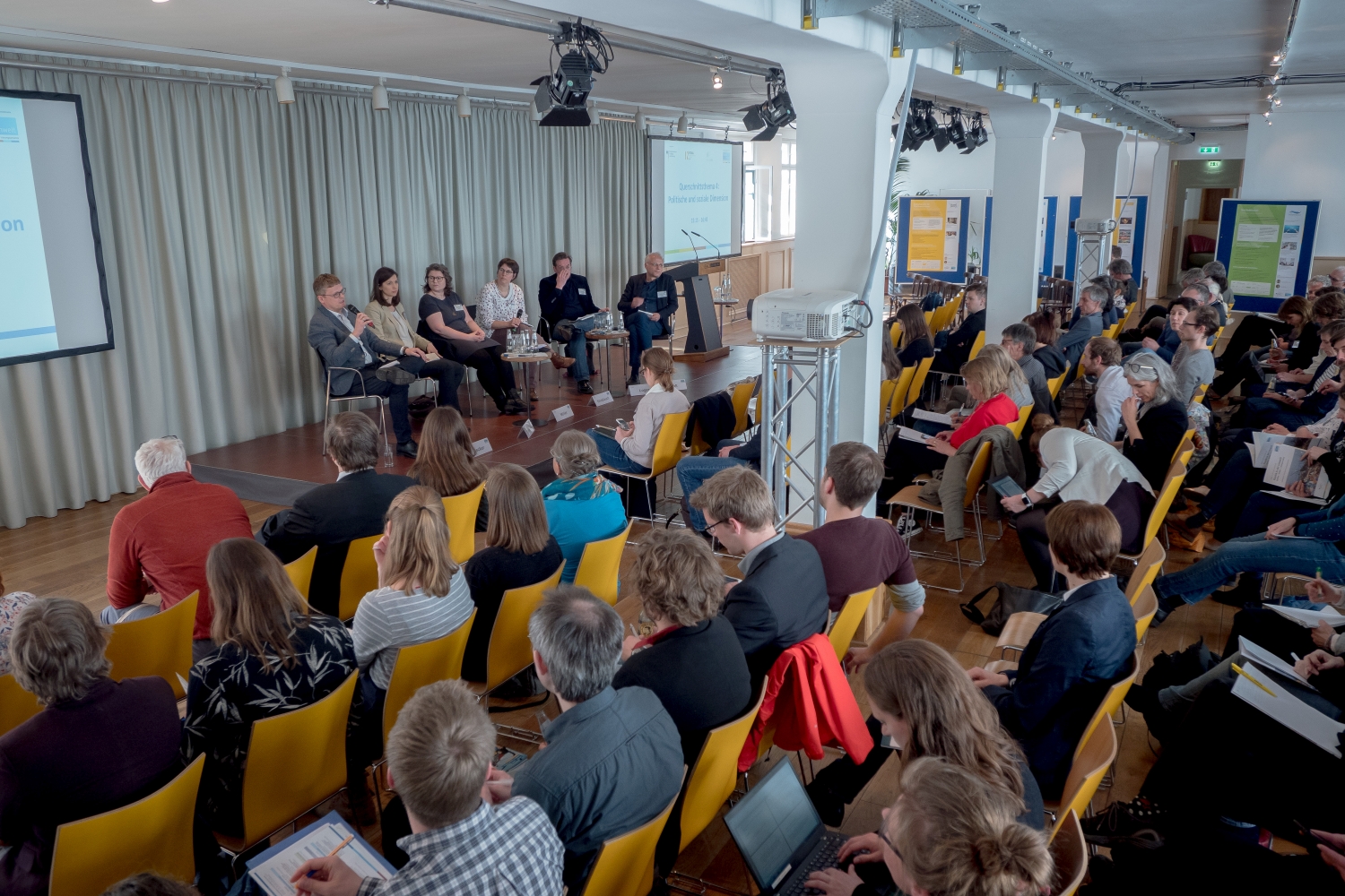 Podiumsdiskussion zur politischen und sozialen Dimension von Plastik in der Umwelt